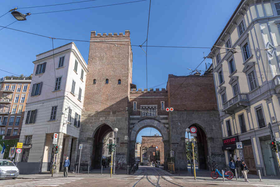 Italia - Milán 146 - Puerta Ticinese.jpg